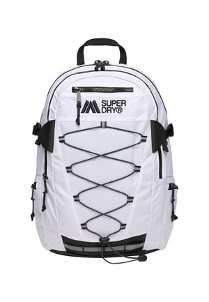 Zaino bianco realizzato in materiale resistente, con design a corda bungee, accenti neri, cerniere e più scomparti per lo stoccaggio.