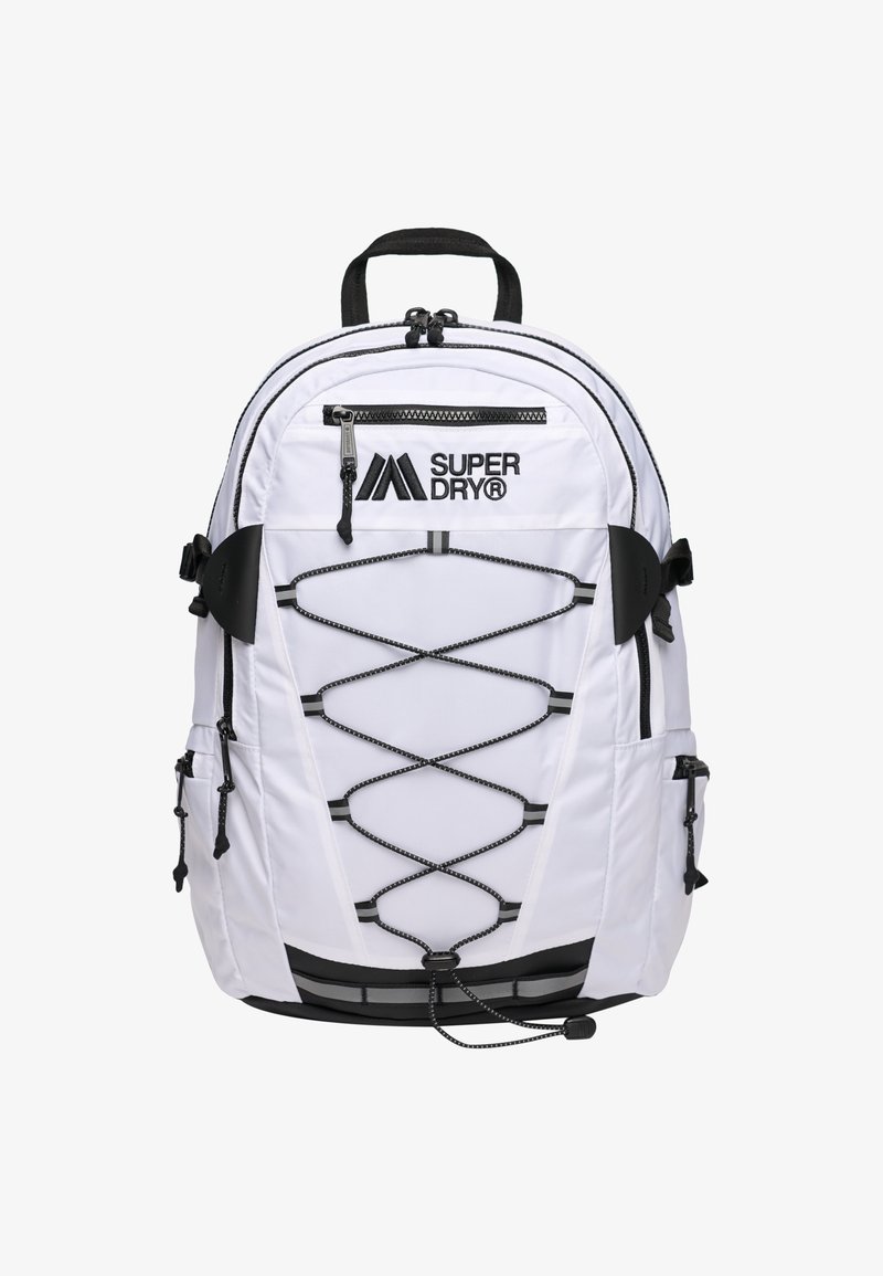 Zaino bianco realizzato in materiale resistente, con design a corda bungee, accenti neri, cerniere e più scomparti per lo stoccaggio.