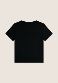 Camiseta negra de manga corta con cuello redondo. Tejido suave y ligero. Diseño simple, color uniforme sin patrones ni acentos visibles.