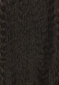 Tessuto nero con texture a strisce verticali, caratterizzato da sottili fili metallici intrecciati, creando un sottile effetto luccicante.