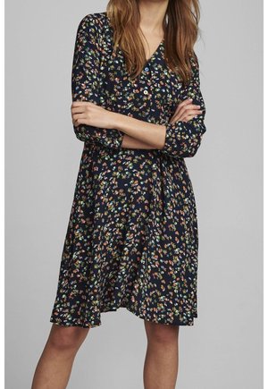 Abito a stampa floreale in tessuto blu navy con maniche a tre quarti, scollatura a V e vita cinchata, caratterizzato da motivi di fiori multicolori.