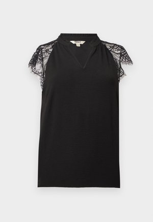Blouse noire sans manches avec des manches courtes en dentelle et un petit col en V, avec un col rond froncé.