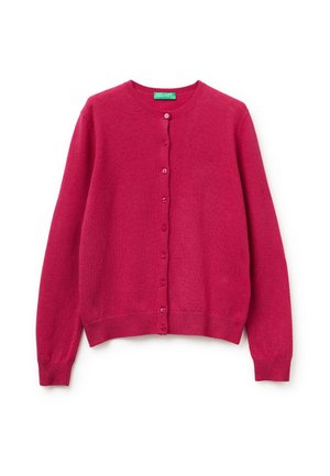 Cardigan rose vif à boutons, manches longues et col rond, réalisé en tissu tricoté doux, posé à plat sur fond blanc.