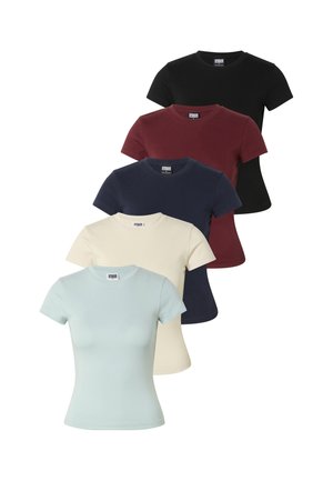 Cinque t-shirt aderenti a maniche corte con scollo rotondo nei colori azzurro chiaro, crema, blu navy, bordeaux e nero, sovrapposte in un ordine a cascata.