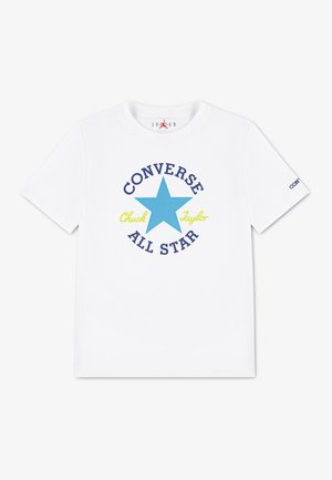 Bela bombažna majica z modrim zvezdnim logotipom, na sprednji strani sta modro in rumeno natisnjena besedila "CONVERSE" in "ALL STAR" v krožni obliki.