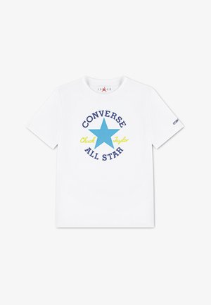 Balts kokvilnas T-krekls ar zilas krāsas zvaigznes logotipu, "CONVERSE" un "ALL STAR" uzrakstiem zilos un dzeltens toņos uz priekšpuses.