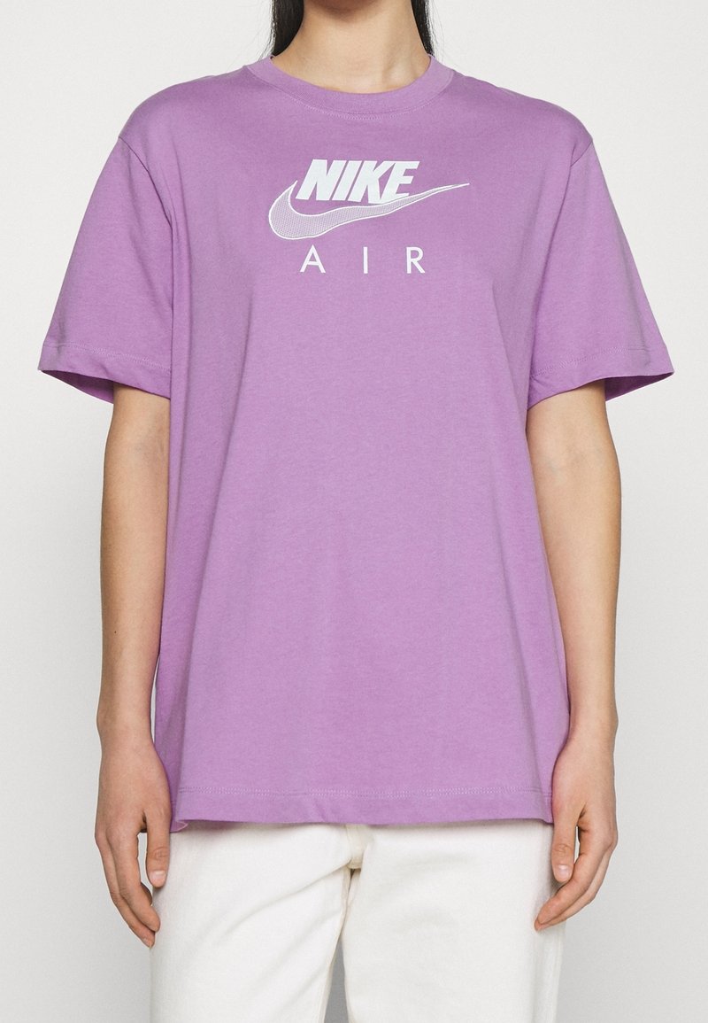 Fialové bavlněné tričko s krátkými rukávy, kulatým výstřihem a bílým logem Nike Air potištěným na přední straně.