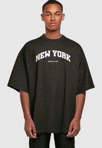Merchcode NEW YORK WORDING HUGE TEE - T-shirts print - black