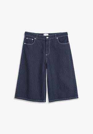Shorts en denim bleu foncé à hauteur des genoux, avec poches avant, passants pour ceinture, et détails de coutures blanches, posés à plat sur un fond blanc.
