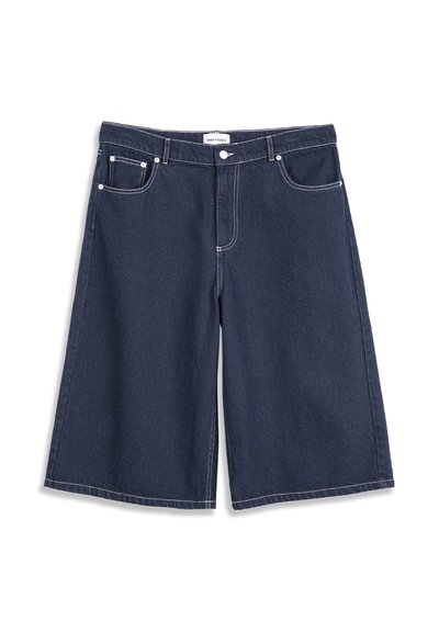 Shorts en denim bleu foncé à hauteur des genoux, avec poches avant, passants pour ceinture, et détails de coutures blanches, posés à plat sur un fond blanc.