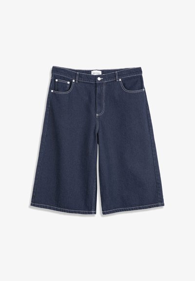 Shorts en denim bleu foncé à hauteur des genoux, avec poches avant, passants pour ceinture, et détails de coutures blanches, posés à plat sur un fond blanc.