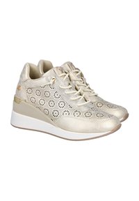 Zapatillas tipo cuña en ante dorado metálico, con patrones florales perforados, suela blanca ligera y acentos beige contrastantes.
