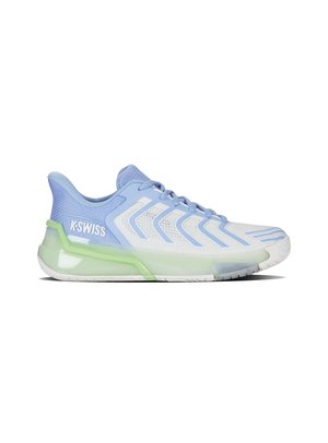 Leichtgewichtiger Sportschuh in Weiß und Hellblau, mit einem strukturierten Mesh-Obermaterial, einer gepolsterten grünen Sohle und auffälligen Zickzackdesign-Akzenten.