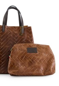 Bruine leren totebag met een geweven patroon en dubbele handvatten, vergezeld van een bijpassend tasje met een logo en een zijaccent.