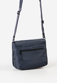 Borsa messenger navy realizzata in tessuto resistente all'acqua, dotata di una zip superiore e due zip frontali, con una tracolla regolabile per maggiore comodità.