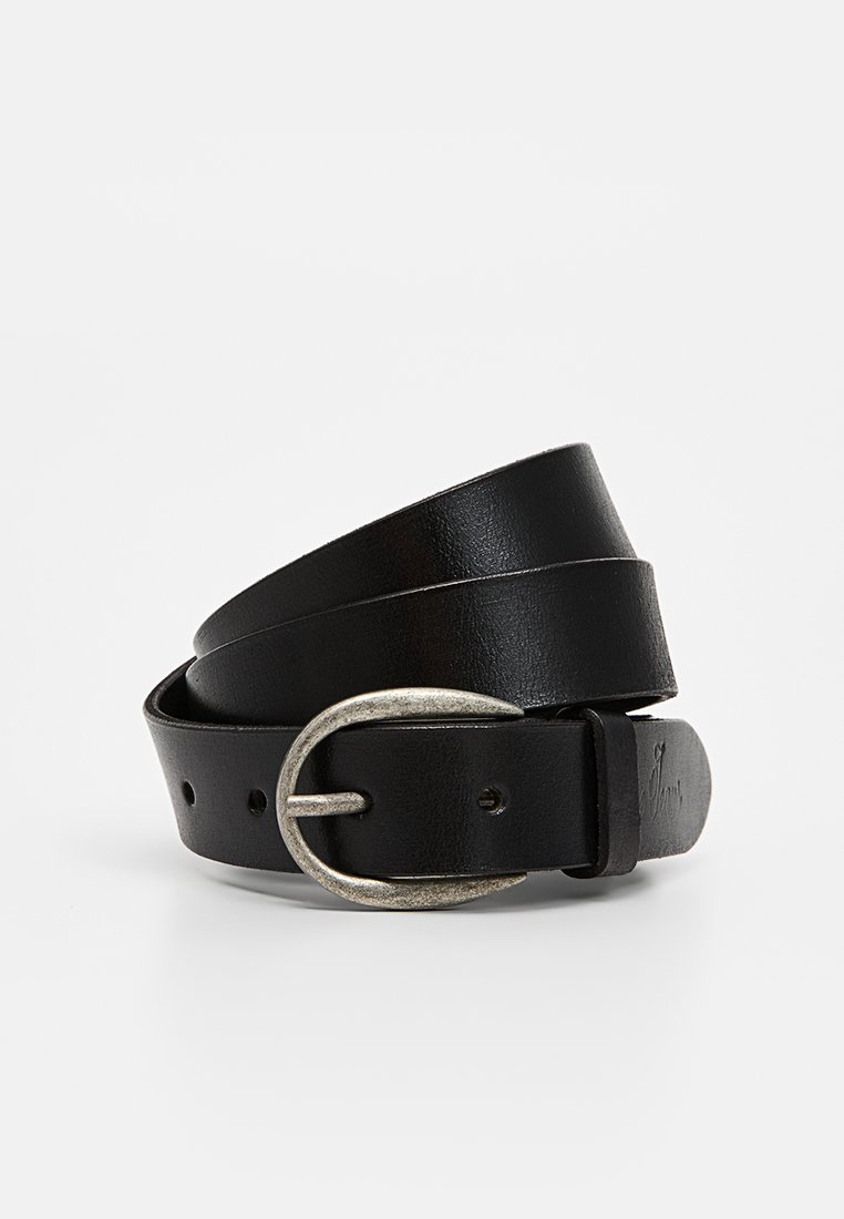 Ceinture en cuir noir avec une boucle ronde en argent, présentant une texture lisse et plusieurs trous pour un réglage. Design simple et classique.