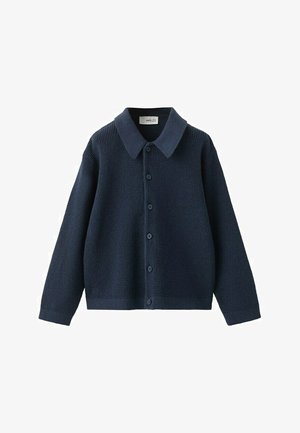 Tmavomodrý pletený kardigán s textúrovaným vzorom, zapínaním na gombíky na prednej strane, dlhými rukávmi a špicatým golierom.