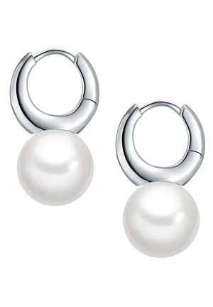 Boucles d'oreilles en argent avec une goutte de perle blanche lisse et ronde. L'anneau pr ésente une finition polie et une forme géométrique moderne.