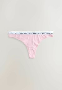 String rose clair pour femmes avec ceinture blanche répétant le nom de la marque "NEXT" en lettres noires.