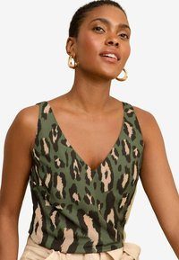 Love & Roses V NECK V BACK REGULAR FIT - Blůza - khaki animal green