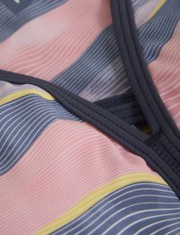 Multicolored zwemkleding met roze, gele en blauwe horizontale strepen, afgewerkt met een marineblauwe rand en een gestructureerde stof.