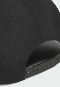 Zwarte pet met een gladde stoffen oppervlakte, een afgeronde kroon en een verstelbare band met meerdere gaatjes voor het aanpassen van de maat.