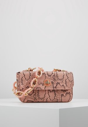 Sac à main en cuir effet peau de serpent rose avec une sangle chaîne dorée et rose et une fermeture à tourniquet dorée sur une surface blanche.