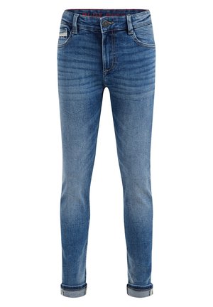 Jasnoniebieskie dżinsy o dopasowanym kroju, z zapięciem na guziki, pięcioma kieszeniami oraz podwiniętymi nogawkami przy kostce.