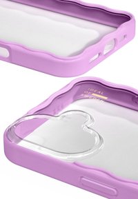 Duidelijke smartphonecover met paarse bumperranden en een hartvormige uitsparing voor de camera, met de gouden letters "Ideal of Sweden" aan de binnenkant.