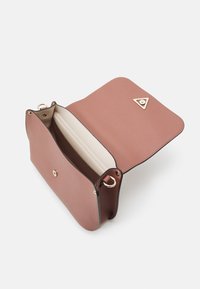 Piccola borsa a tracolla in pelle mauve con patta aperta, che mostra l'interno crema e dettagli in metallo dorato su sfondo bianco.
