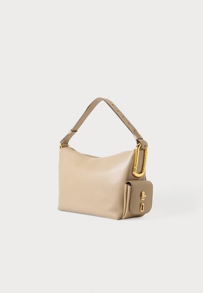 Sac à épaule en cuir beige avec bandoulière ajustable, ferrures dorées et petite pochette frontale attachée avec fermoirs dorés.