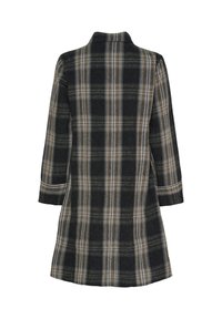 Ternet frakke i sort, tan og hvid med lange ærmer, krave og lige snit. Blødt stof med en børstet tekstur.