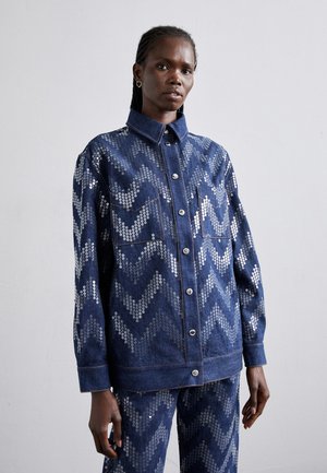 Jachetă din denim cu un model în zig-zag, decorată cu paiete argintii, nasturi cu pression și două buzunare frontale; albastru închis cu ocus contras.
