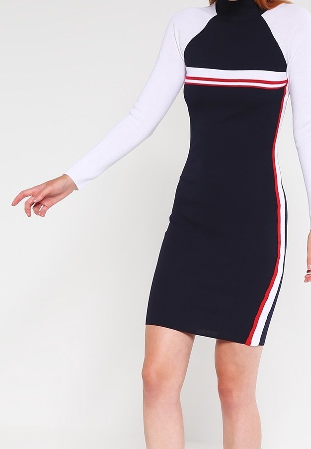 Robe moulante bleue marine avec de longues manches blanches et un col haut. Présente des rayures rouges et blanches sur les côtés pour le contraste. Texture de tissu lisse.