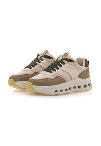 Beige und olivgrüne Sneakers aus Leder und Wildleder. Chunky-Sohle mit Ausschnitten, mit strukturierten Akzenten und passenden Schnürsenkeln.