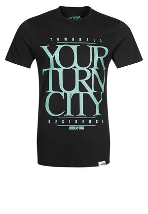 Černé bavlněné tričko s velkým tyrkysovým nápisem "YOUR TURN CITY RESIDENCE" a štítkem na lemu. Krátké rukávy, kulatý výstřih.