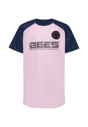 Sportshirt met korte mouwen in lichtroze met marineblauwe schouders. Voorzien van gedurfde zwarte tekst "BEES INTERNATIONALS" en logo. Gemaakt van glad materiaal.