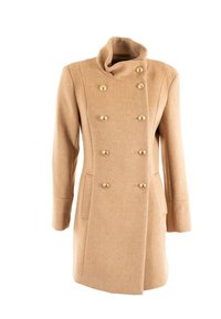 Cappotto in lana beige con colletto alto, design doppiopetto, bottoni dorati e due tasche frontali. Presenta un motivo a spina di pesce testurizzato.
