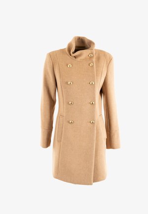 Manteau en laine beige avec un col montant, design double boutonnage, boutons dorés et deux poches avant. Il présente un motif en chevrons texturé.