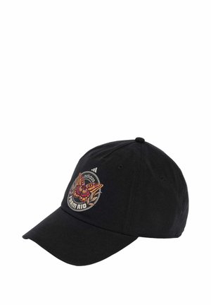 Gorra de béisbol de algodón negra con un logo de mariposa y el texto "Farm Rio". Presenta una correa ajustable y detalles bordados.