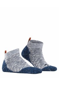 Calcetines hasta el tobillo hechos de hilo mezclado en gris y azul. Presentan un diseño texturizado con la puntera y el talón en azul. Incluyen un detalle en cuero marrón.