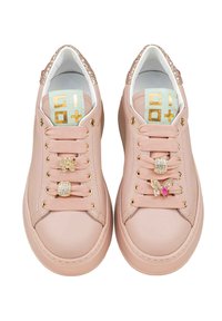 Sneaker in pelle rosa con una finitura liscia, arricchiti da charms decorativi sui lacci e un accento scintillante sul tallone.