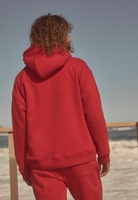 Self. Majica s kapuljačom - red