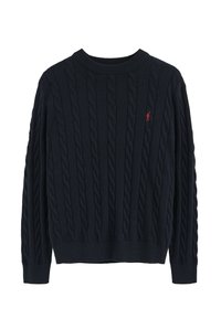 Marinblå kabelstickad tröja med rund halsringning, ribbade manschetter och nederkant. Har en liten röd logotyp på vänster bröst. Tillverkad av mjukt stickat material.