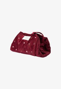 Bolso de terciopelo burdeos con bordado floral, que presenta una textura suave, forma redondeada y dos asas para un fácil transporte.