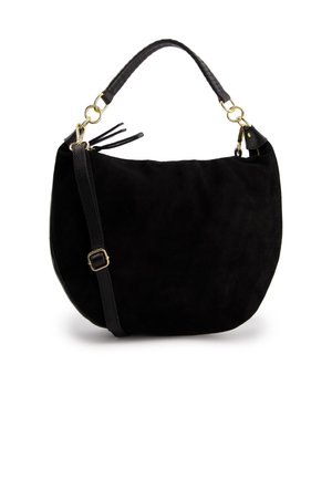 Schwarze Wildlederhandtasche mit geschwungener Form, ausgestattet mit einem strukturierten schwarzen Ledertragegurt und goldenen Hardware-Akzenten. Enthält einen abnehmbaren, verstellbaren Gurt.