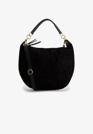Schwarze Wildlederhandtasche mit geschwungener Form, ausgestattet mit einem strukturierten schwarzen Ledertragegurt und goldenen Hardware-Akzenten. Enthält einen abnehmbaren, verstellbaren Gurt.