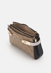 Kompakt håndtaske med et mønstret brunt ydre, gyldent hardware og sorte accenter. Har to lynlåskompartementer og en struktureret finish.