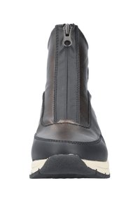 Zwarte enkelboot met een ritssluiting, bovenwerk van glad leer, contrasterende crèmekleurige zool en minimale stikseldetails.
