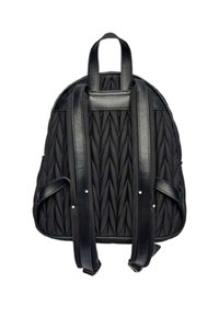 Zaino nero trapuntato in tessuto con spalline in pelle. Presenta pieghe verticali e dettagli in metallo argentato sulle cinghie.